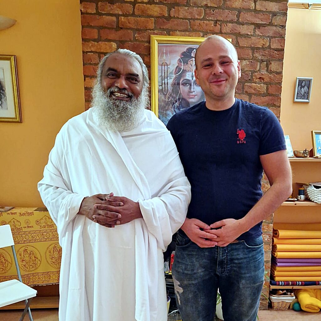 Swami Atmachaithanya i Robert Tomaszewski (Londyn, 2021)