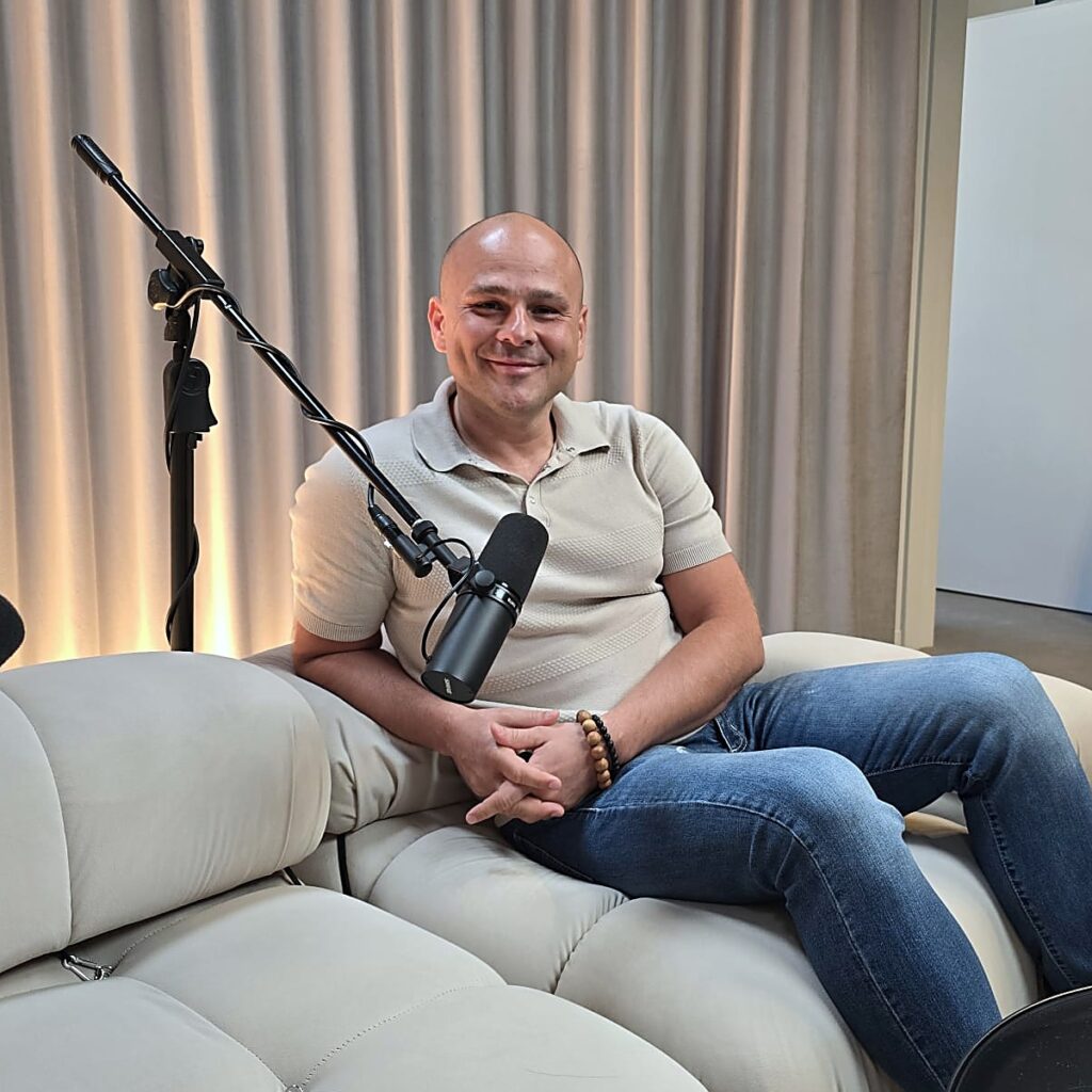 Robert Tomaszewski podczas wywiadu u Karoliny Karolczak (Warszawa, czerwiec 2025)